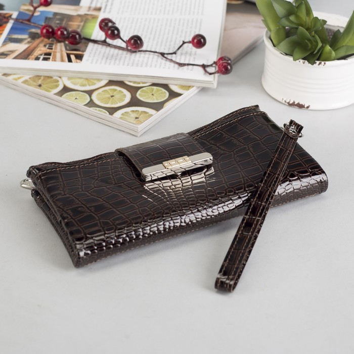 Кошелёк женский на кнопке, с ручкой, 3 отдела, для монет, карт, крокодил, цвет коричневый