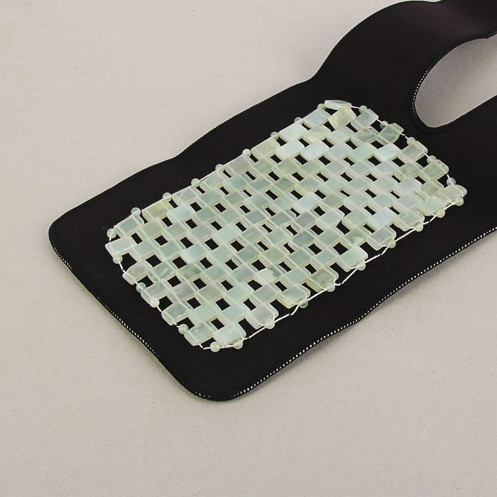 Наколенник с нефритовыми камнями