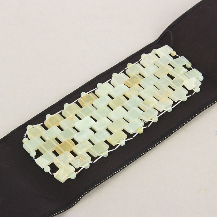 Налокотник с нефритовыми камнями