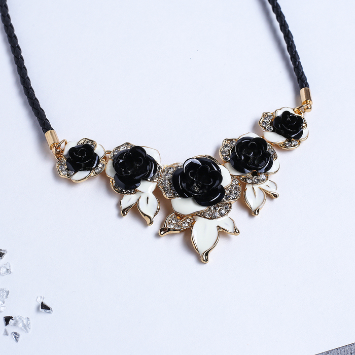 Колье "Цветущий сад" розы, цвет черно-белый в золоте