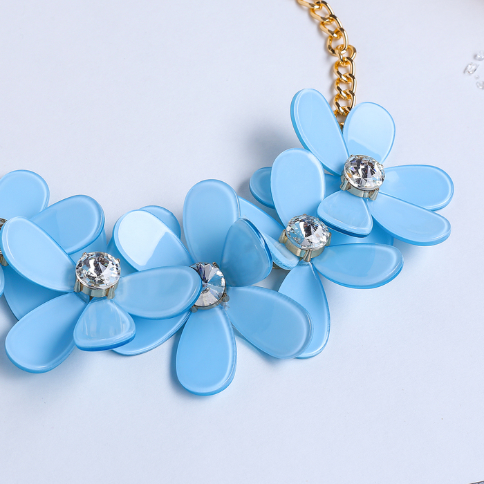 Колье "Цветочное настроение" пять ромашек, цвет небесно-синий