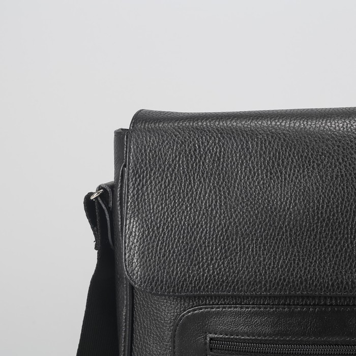 Портфель мужской на клапане, 1 отдел, 2 наружных кармана, длинный ремень, цвет чёрный