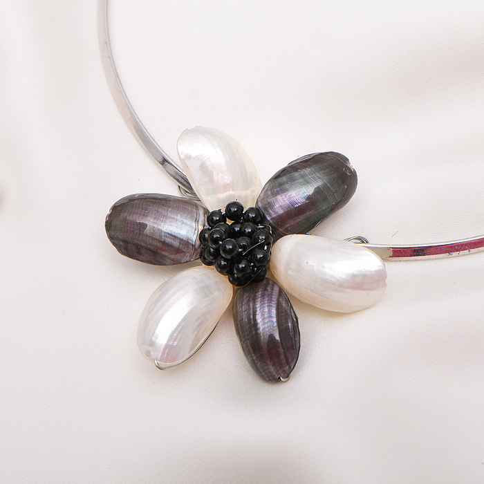 Чокер "Перламутр" цветок, цвет бело-серый, 30см