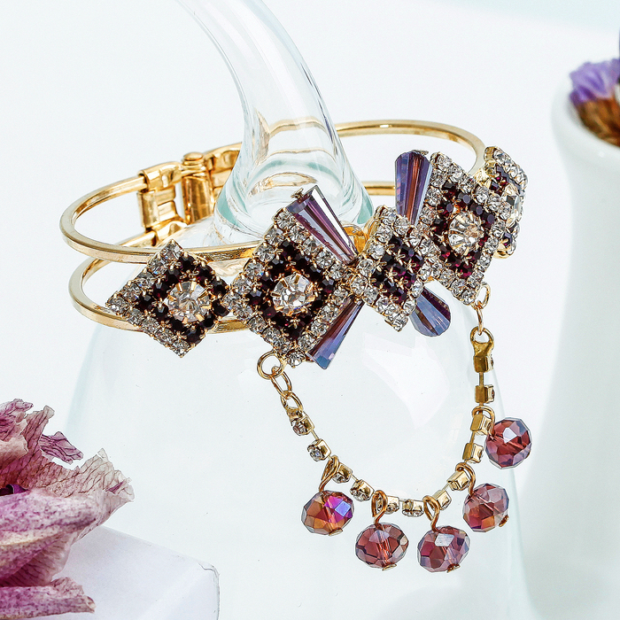 Браслет со стразами "1000 и 1 ночь" ромбы с подвеской, цвет фиолетово-белый в золоте