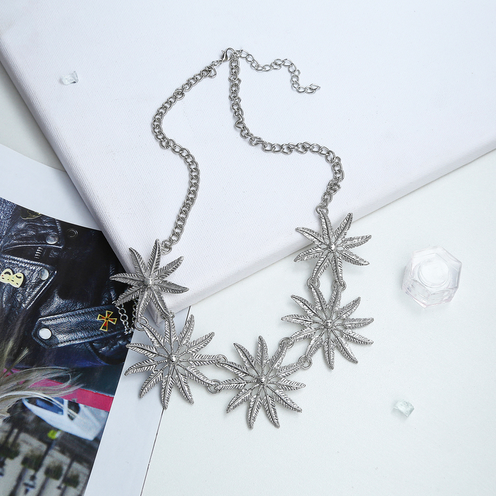 Колье "Морской цветок" рифлёный, цвет серебряный