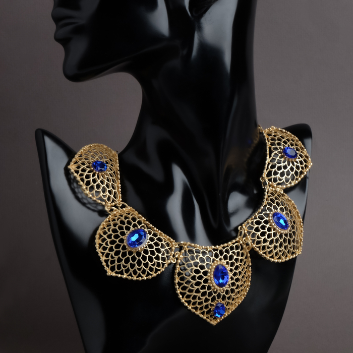 Колье "Арабика" лепесток, цвет бело-синий в матовом золоте