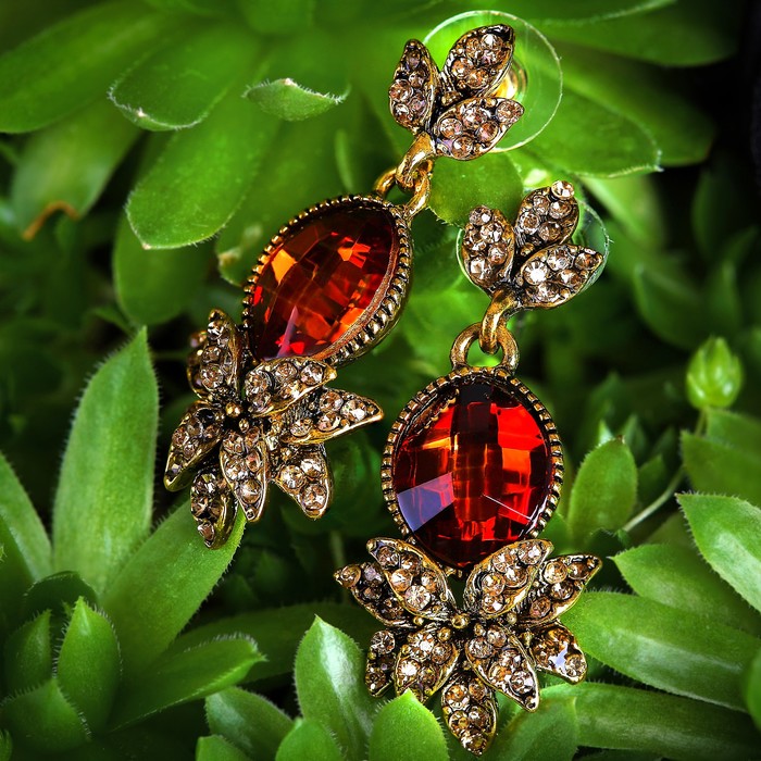 Серьги со стразами "Овал" в листочках, цвет коричневый в черненом золоте