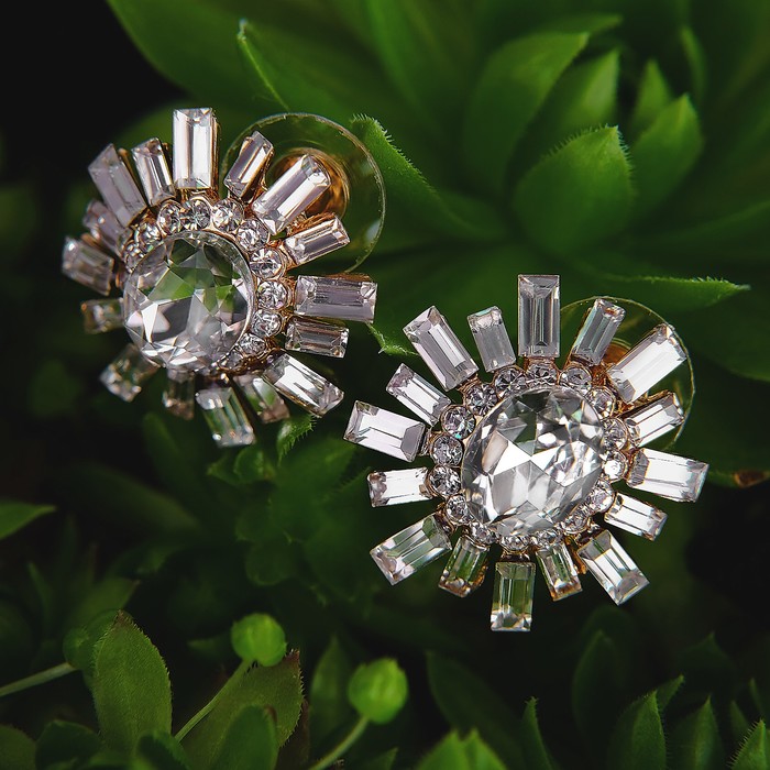 Серьги со стразами "Лучи солнца" круг, цвет белый в золоте