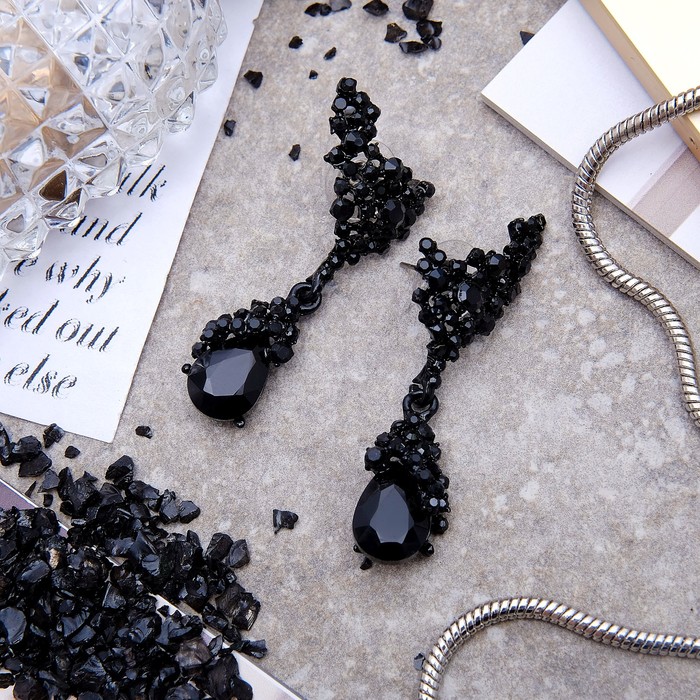 Серьги со стразами "Мечта", цвет черный