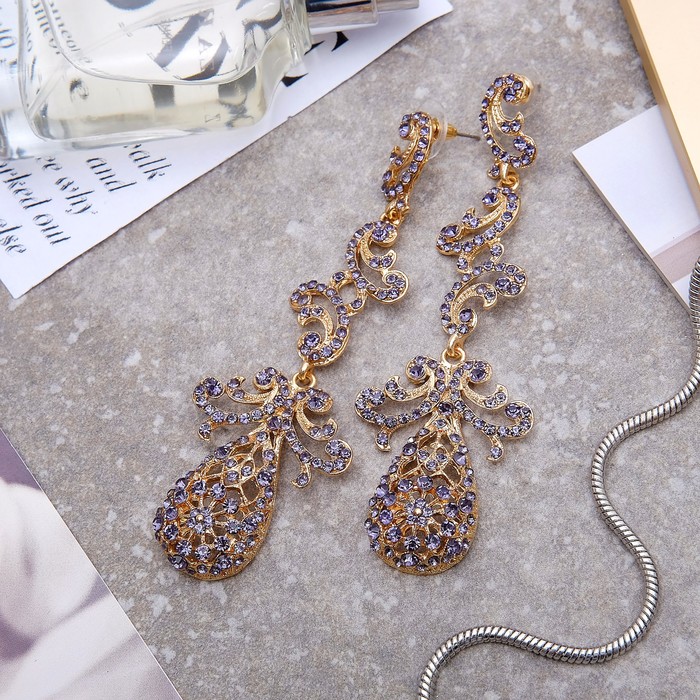 Серьги висячие со стразами "Узор" капля, цвет фиолетовый в золоте