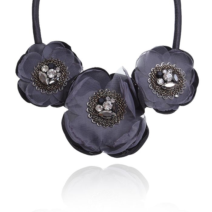 Колье "Цветочная роскошь", цвет серый