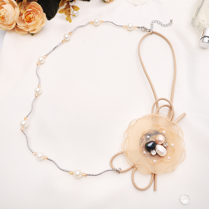 Бусы "Цветочная роскошь", цвет бежево-белый в серебре, 60см