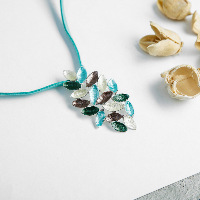 Кулон на шнурке "Нежность эмали" лепесточки, цветной