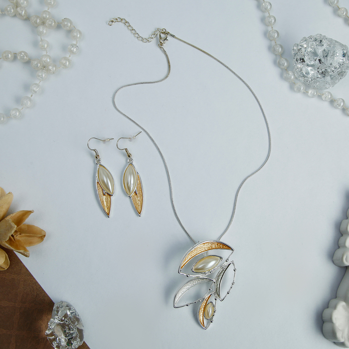 Гарнитур 2 предмета: серьги, кулон "Нежность эмали" лепестки с жемчугом, цветной, 45см