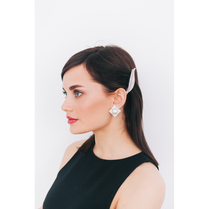 Клипсы с жемчугом "Ромб" тиснение, цвет белый в серебре