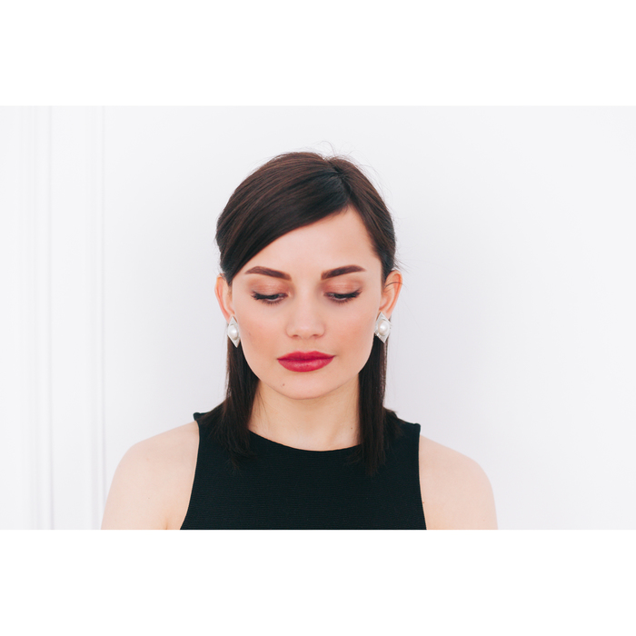 Клипсы с жемчугом "Ромб" тиснение, цвет белый в серебре