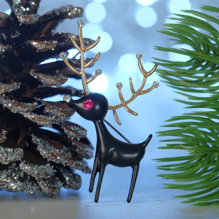 Брошь "Олень" мультяшный, цвет черно-белый в золоте