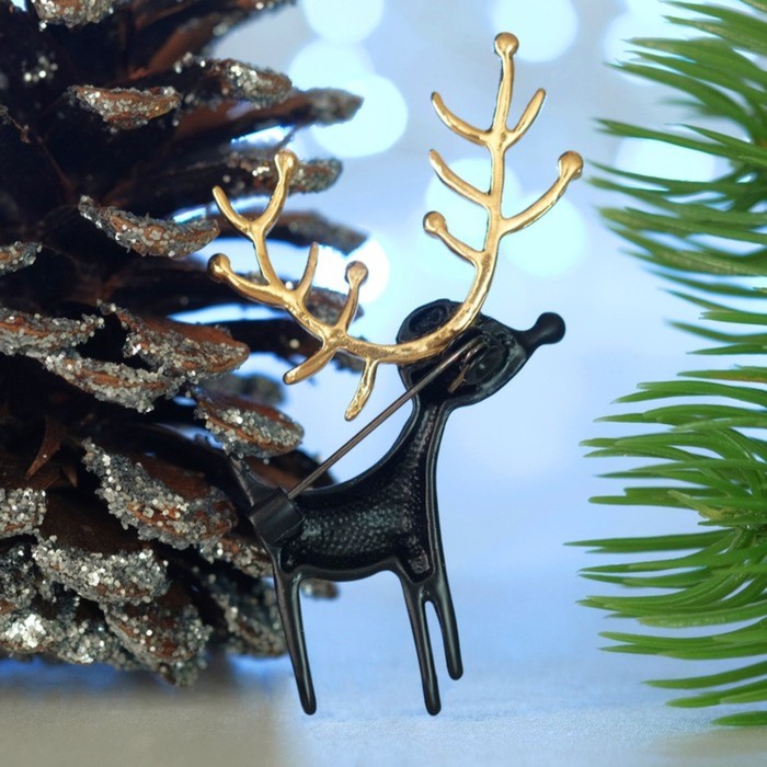 Брошь "Олень" мультяшный, цвет черно-белый в золоте