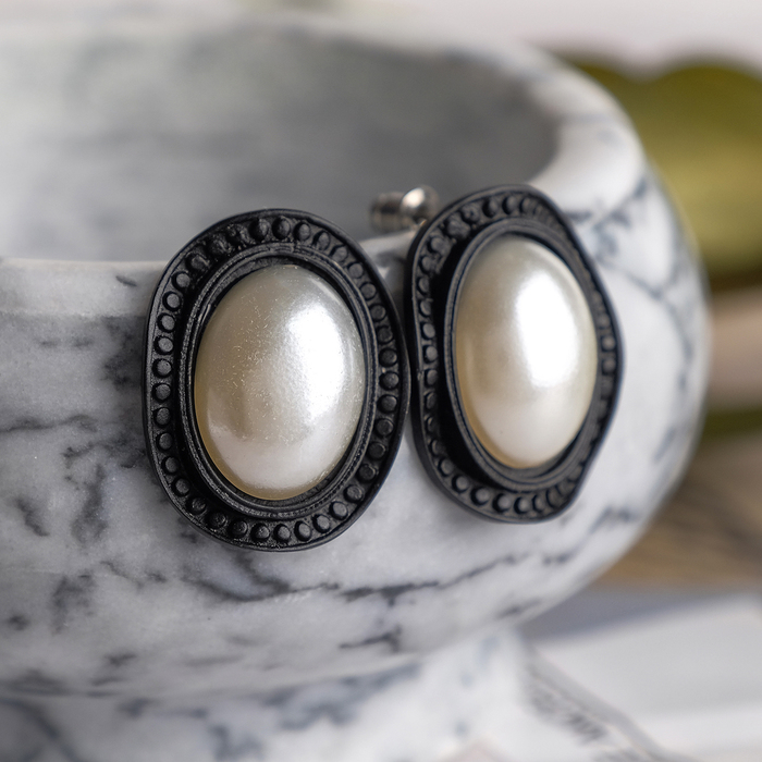 Серьги с жемчугом "Овал", цвет белый в черном металле