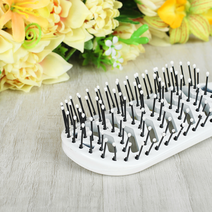 Расчёска массажная, вентилируемая, овальная, цвет чёрный/белый