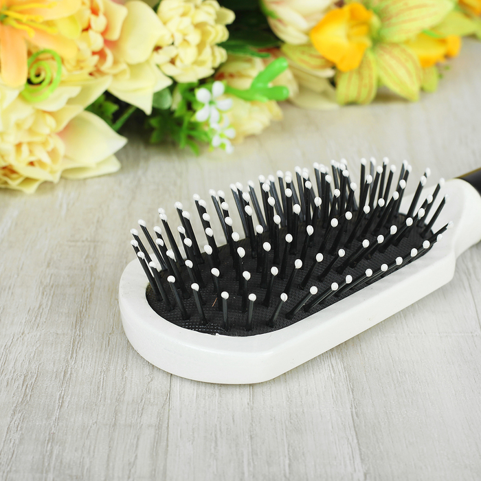 Расчёска массажная, комбинированная, овальная, цвет чёрный/белый