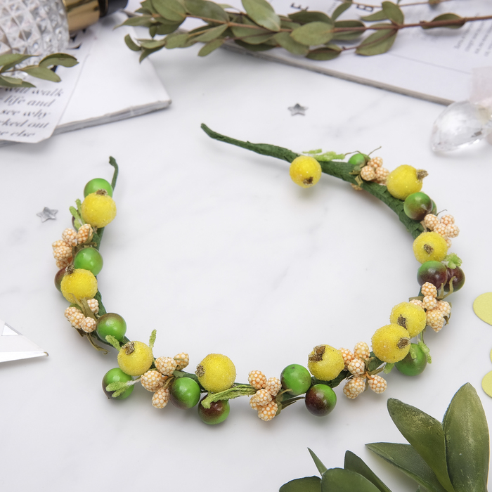 Ободок ручной работы "Зелёные гладкие ягоды"