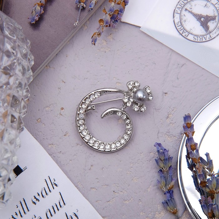 Брошь "Жемчужина" четырехлистник, цвет бело-серый в серебре