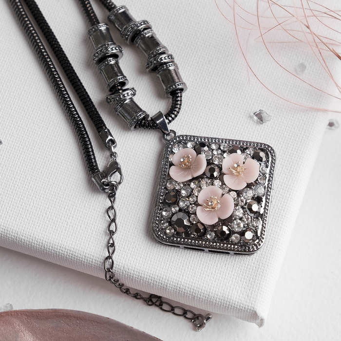 Кулон "Цветы" в ромбе, цвет бело-серый, 45см