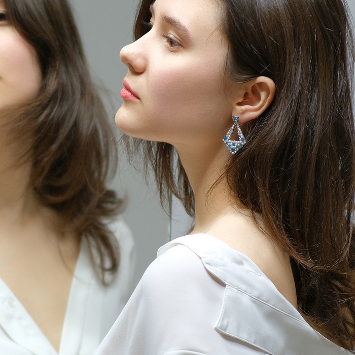 Серьги с жемчугом "Радужные" ромб, цвет голубо-белый в серебре