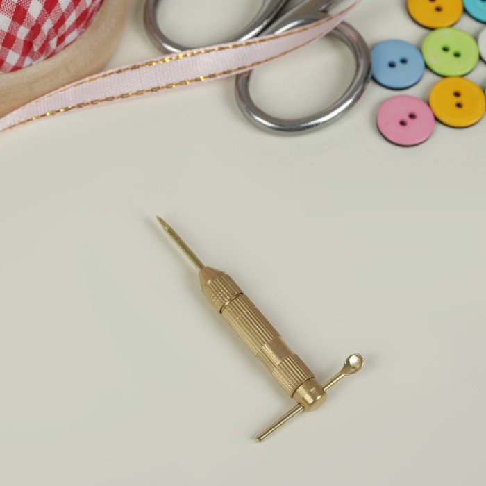 Отвертка с 4 насадками, 3,7х0,6х0,6см