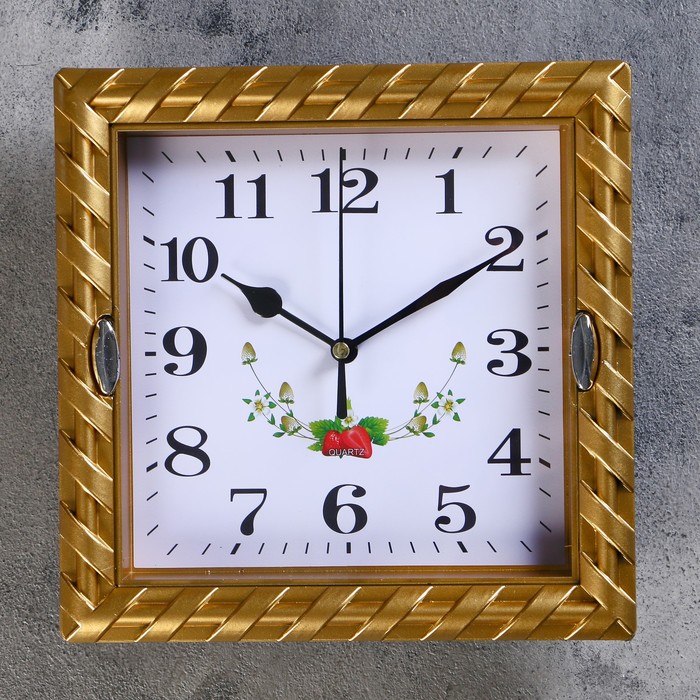 Часы настенные квадратные Wicker, на циферблате земляника, 22 × 22 см, чёрные