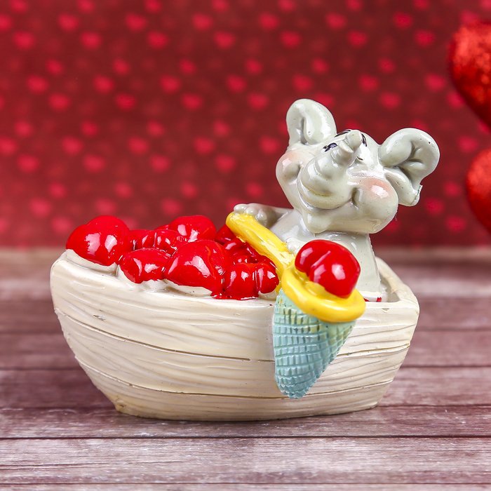 Сувенир "Слонёнок. Радость в лодке с сердечками"