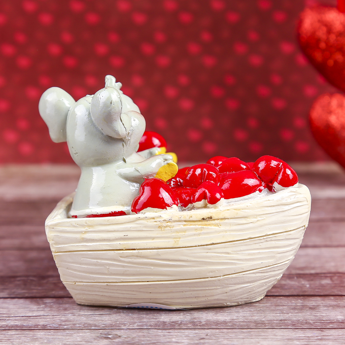 Сувенир "Слонёнок. Радость в лодке с сердечками"