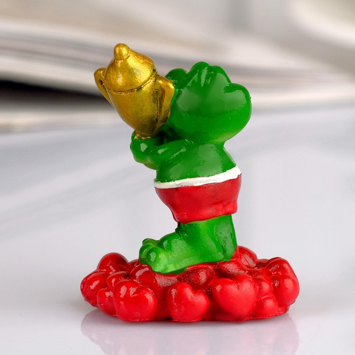 Сувенир "Лягушонок Валентин с кубком"