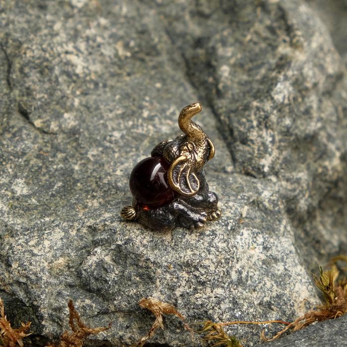 Сувенир из латуни и янтаря "Слоник"