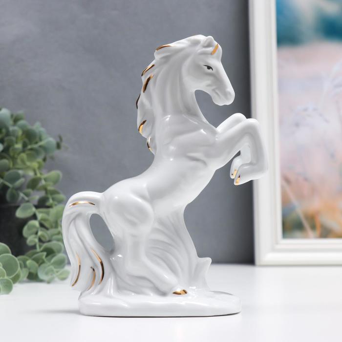 Сувенир керамика Белый конь 18 см сувенир керамика шахматная фигура конь золото 20 5х10х10 см