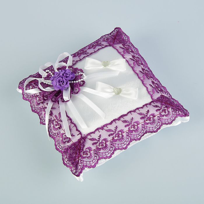 Подушечка для колец, белая с фиолетовым кружевом