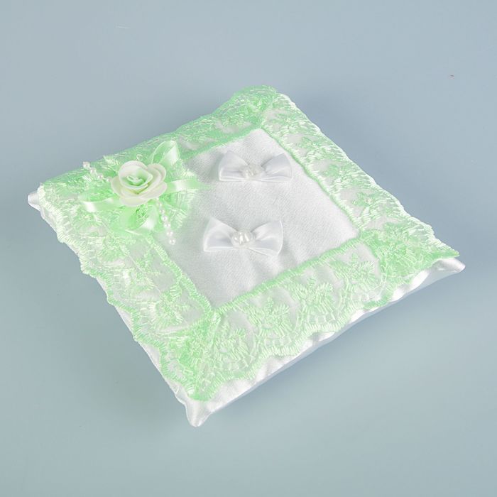 Подушечка для колец, белая с мятным кружевом