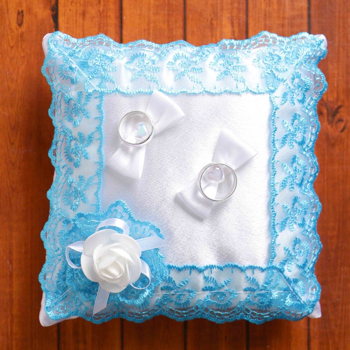 Подушечка для колец, белая с бирюзовым кружевом