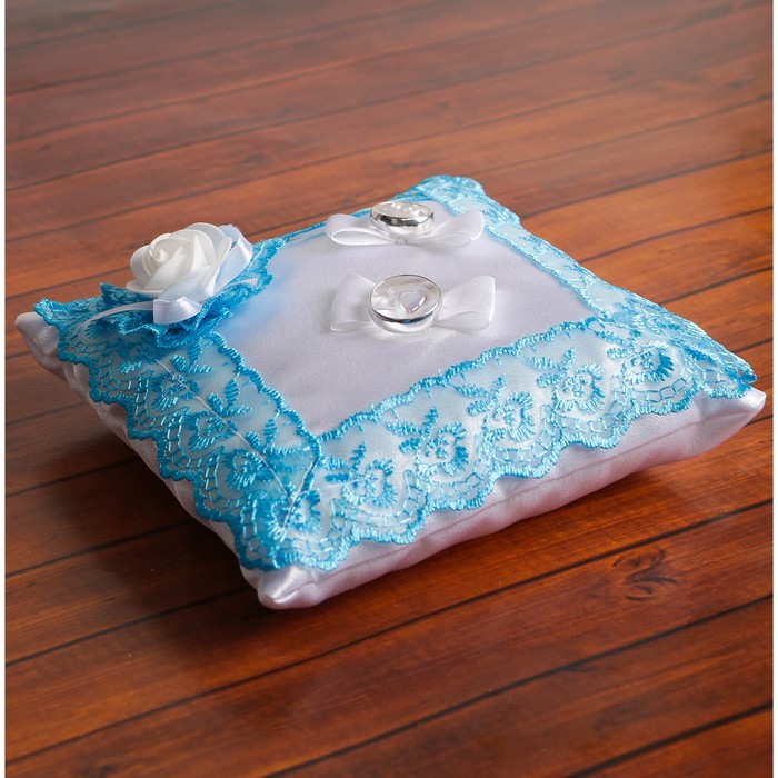 Подушечка для колец, белая с бирюзовым кружевом