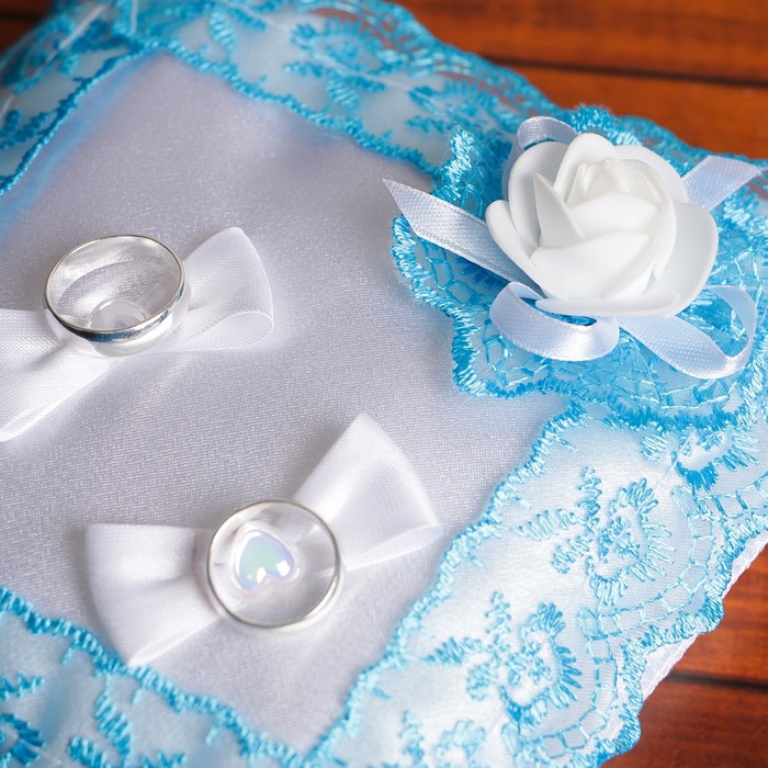 Подушечка для колец, белая с бирюзовым кружевом