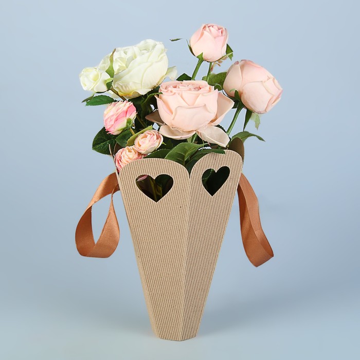 Конус для цветов "Сердечки" 26,5 х 18 х 5,5 см, бронзовая полоска