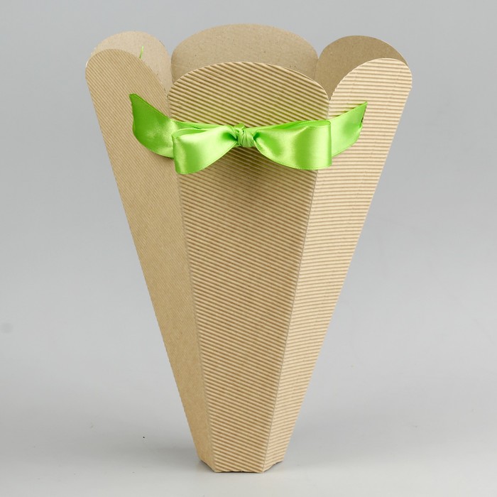 Конус для цветов с бантом из рифленого картона 26,5 х 18 х 5,5 см микс