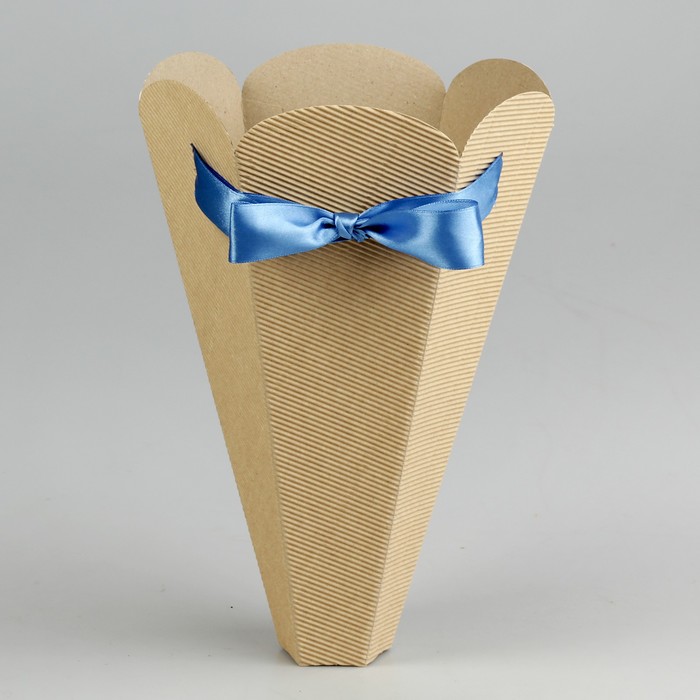 Конус для цветов с бантом из рифленого картона 26,5 х 18 х 5,5 см микс
