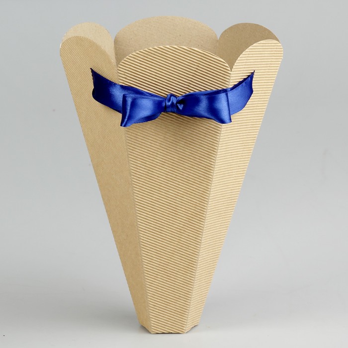 Конус для цветов с бантом из рифленого картона 26,5 х 18 х 5,5 см микс