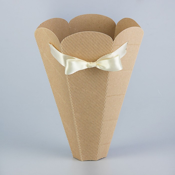 Конус для цветов с бантом из рифленого картона 26,5 х 18 х 5,5 см микс