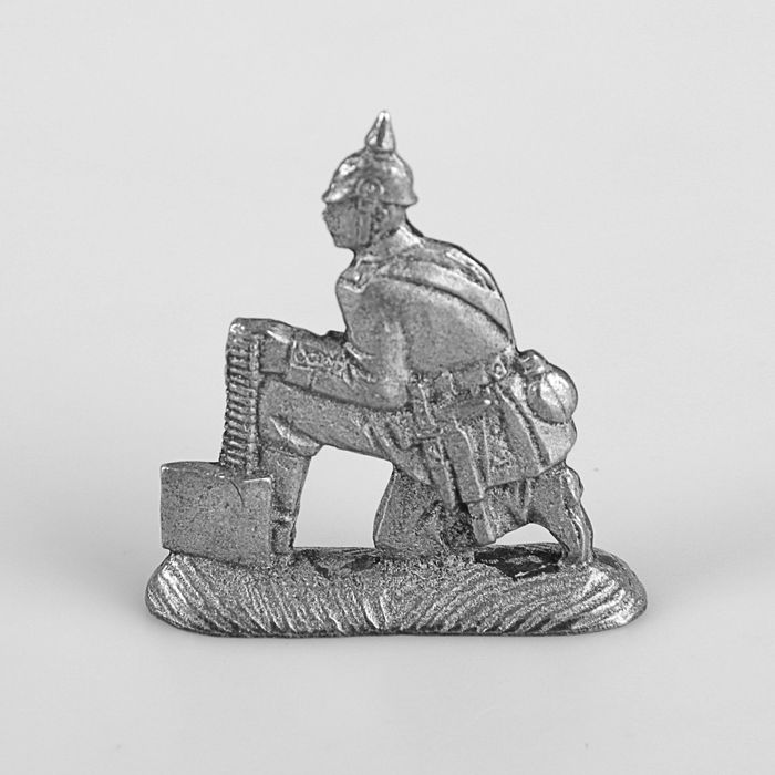 Оловянный солдатик "Германский подносчик лент"