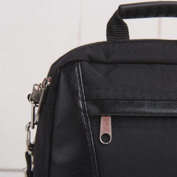 Сумка мужская на молнии, 2 отдела, наружный карман, длинный ремень, цвет чёрный