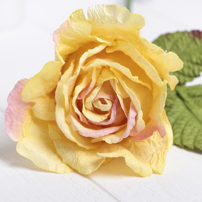 Декоративный цветок "Нежно-жёлтая роза"