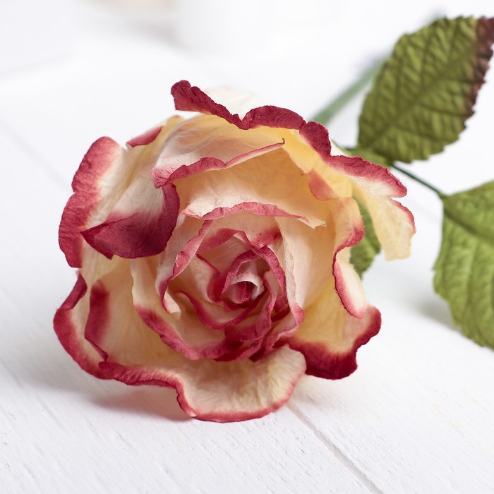 Декоративный цветок "Бело-розовая роза"